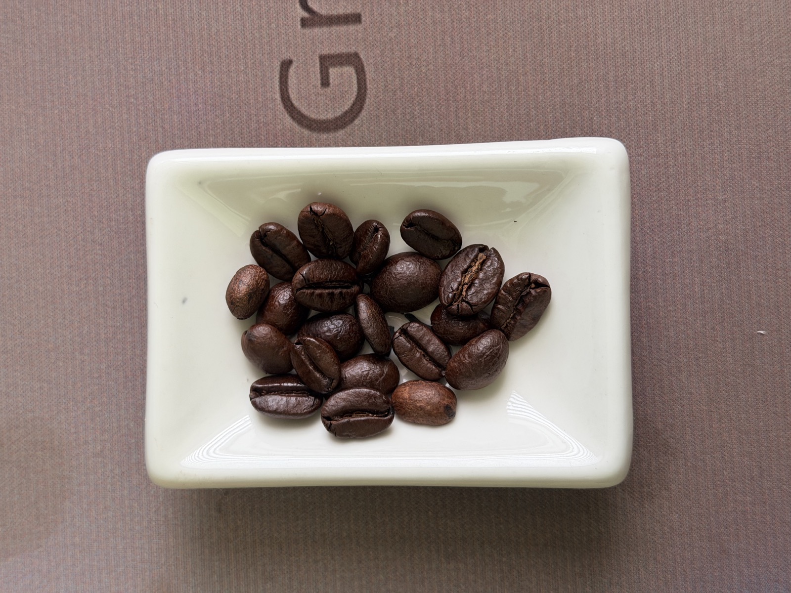 Biji kopi Robusta di piring putih